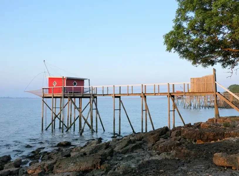 les carrelets emblématiques de la cote des charentes maritimes