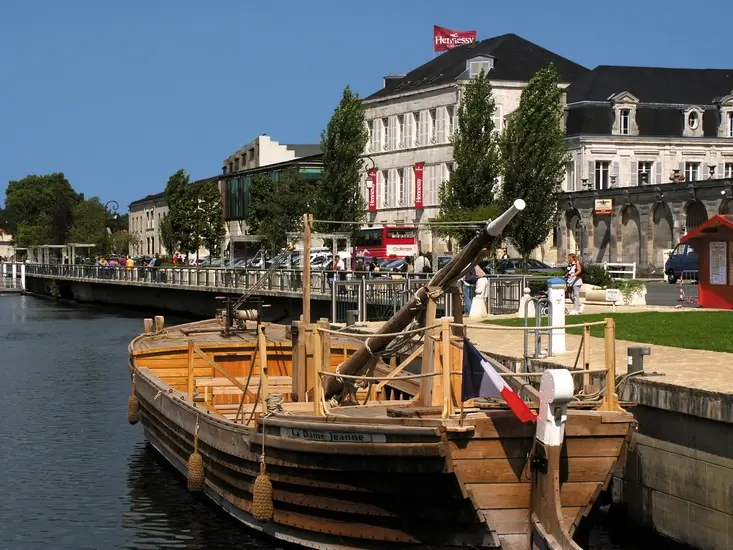 Urlaub in Cognac, einer Stadt der Kunst und der Geschichte und ihren prestigeträchtigen Weingütern, die ihre Türen für Sie öffnen...