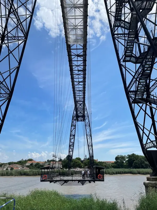 Le Pont Transbordeur in Rochefort, Einsteigen zwischen Himmel, Erde und Meer