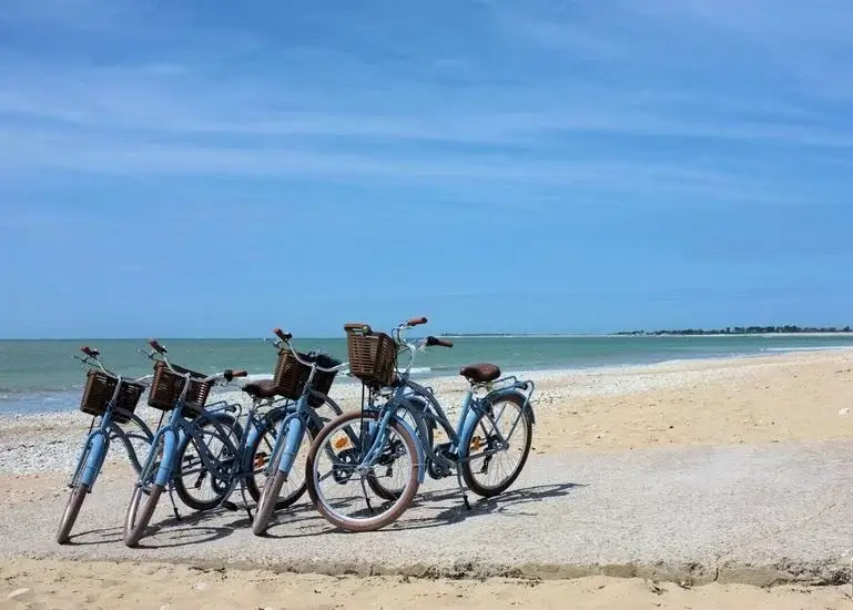 Ile de Ré, vélos de vacances sur la plage, résidence vacance Thalassiles Fouras